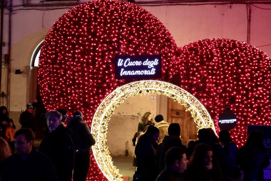 installazione luminosa cuore degli innamorati