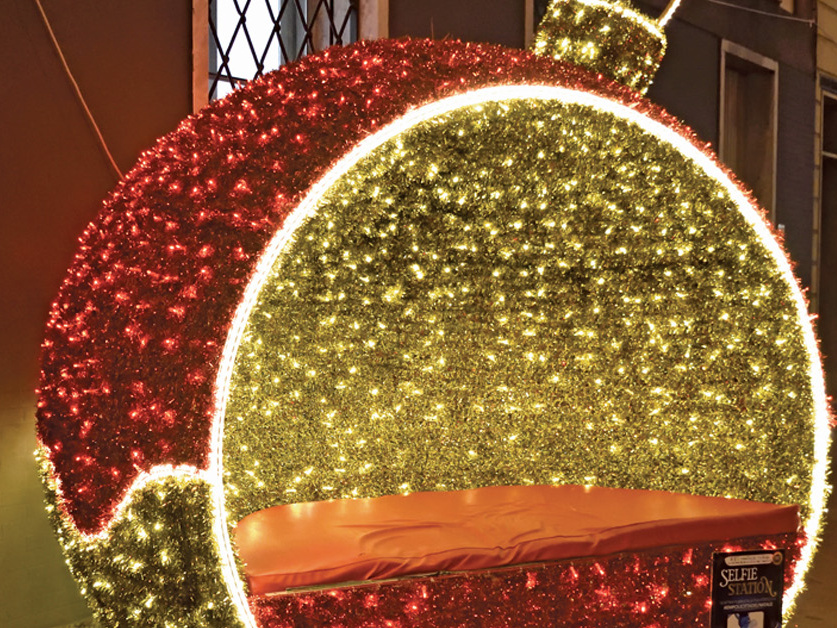 installazione luminosa palla di natale