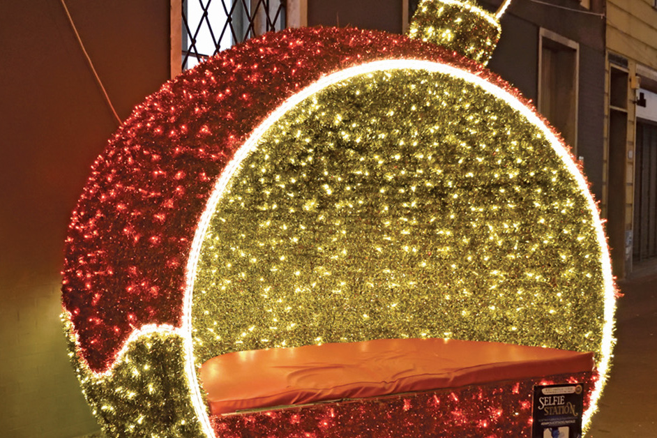 installazione luminosa palla di natale
