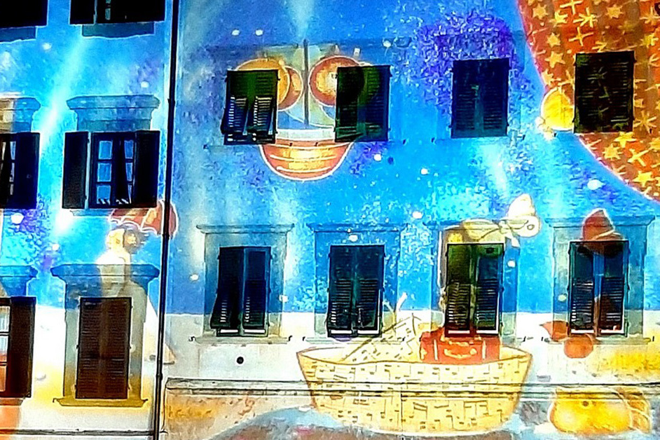 Proiezioni natalizie sui palazzi